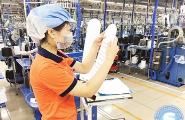 Hoạt động sản xuất tại Công ty cổ phần Dệt may Supertex (Cụm công nghiệp Thanh Oai, Hà Nội).