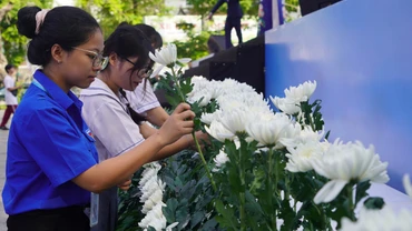 Đông đảo các em học sinh, sinh viên các trường cắm hoa tưởng niệm nạn nhân bị tai nạn giao thông.