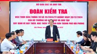 Đoàn công tác của Bộ Giáo dục và Đào tạo kiểm tra việc thực hiện Thông tư số 29 tại Hải Phòng. (Ảnh: THU TRANG)