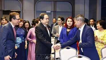 Chủ tịch Quốc hội Trần Thanh Mẫn gặp gỡ đại diện cán bộ Đại sứ quán và đại diện cộng đồng người Việt Nam tại Uzbekistan. (Ảnh: DOÃN TẤN/TTXVN)