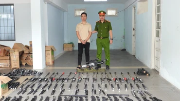 Đối tượng Huỳnh Trọng Hiệp cùng tang vật tại Cơ quan Công an thành phố Đà Nẵng. (Ảnh: Công an Đà Nẵng cung cấp)