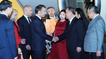 Chủ nhiệm Văn phòng Chủ tịch nước Lê Khánh Hải đón Tổng thống Cộng hòa Pháp Emmanuel Macron và Phu nhân tại Sân bay quốc tế Nội Bài. (Ảnh: TTXVN)
