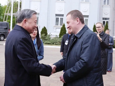 Tổng Bí thư Tô Lâm và Thủ tướng Belarus Aleksandr Turchin thăm Nhà máy máy kéo Minsk. (Ảnh: Thống Nhất/TTXVN)