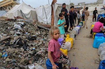 Người dân Palestine ở Gaza chờ lấy nước sạch. (Ảnh TÂN HOA XÃ)