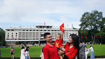 Ngay từ sáng sớm, nhiều gia đình và các bạn nhỏ cầm trên tay lá cờ tổ quốc đến Dinh Độc Lập để đón mừng ngày Quốc khánh 2/9.