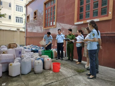 3.991 lít rượu không rõ nguồn gốc, xuất xứ được tiêu hủy theo đúng quy trình. (Ảnh: Văn Lúa)