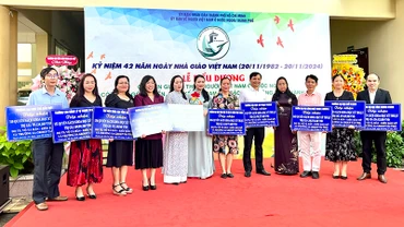Các trường nhận bảng tiếp nhận sách do Tiến sĩ Võ Tá Hân tặng.