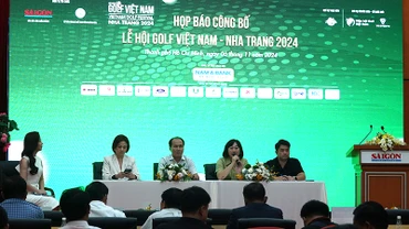 Đại diện ban tổ chức trả lời câu hỏi của phóng viên tại buổi họp báo.
