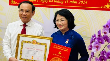 Đồng chí Nguyễn Văn Nên, Ủy viên Bộ Chính trị, Bí thư Thành ủy Thành phố Hồ Chí Minh trao Huy hiệu 45 năm tuổi Đảng cho đồng chí Đặng Thị Ngọc Thịnh. (Ảnh CTV)