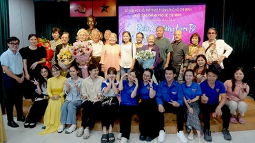 Các bạn trẻ chụp ảnh lưu niệm với các nhân chứng lịch sử tại buổi giao lưu.