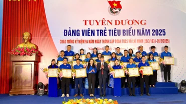 Đồng chí Tô Văn Từ, Trưởng Ban Tổ chức Tỉnh ủy Ninh Bình và đồng chí Hồ Hồng Nguyên, Trưởng Ban Thanh niên Trường học Trung ương Đoàn, Phó Chủ tịch Thường trực Trung ương Hội Sinh viên Việt Nam trao Bằng khen của Ủy ban nhân tỉnh Ninh Bình cho các đảng viên trẻ tiêu.