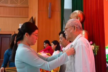 Thành ủy Bà Rịa trao Huy hiệu Đảng cho 17 đảng viên