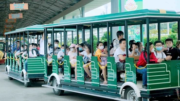  Sáng 29/4, ngày thứ hai trong kỳ nghỉ lễ 30/4, 1/5 kéo dài 5 ngày, rất đông người dân đổ về các điểm vui chơi, như: Khu du lịch Suối Tiên (thành phố Thủ Đức), Công viên nước Đầm Sen (quận 11), Thảo Cầm Viên (quận 1)...