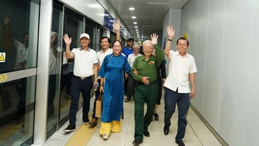 Ngay từ sáng sớm, hàng ngàn vị khách đặc biệt đã có buổi trải nghiệm đầy cảm xúc trong lần đầu tiên tuyến Metro số 1 Thành phố Hồ Chí Minh (Metro Bến Thành-Suối Tiên) chạy thử nghiệm tự động trên toàn tuyến.
