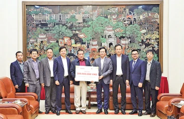 Lãnh đạo Ủy ban Mặt trận Tổ quốc Việt Nam tỉnh Hưng Yên tiếp nhận quà Tết do Báo Nhân Dân và nhà tài trợ tặng.