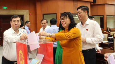 Các đại biểu bỏ phiếu tín nhiệm.