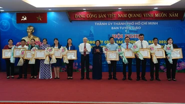 Ban Tổ chức trao Bằng khen của Ban Thường vụ Thành ủy Thành phố Hồ Chí Minh cho các tập thể.