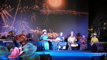 Tiết mục hòa tấu Bộ Bát Ngự (tác giả Nguyễn Quang Đại), thể điệu Chiêu quân - Ái tử kê của đơn vị thành phố Thủ Đức.