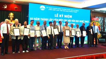 Lãnh đạo Thành phố Hồ Chí Minh trao Bằng Cống Hiến cho các văn nghệ sĩ có nhiều đóng góp cho hoạt động văn học nghệ thuật Thành phố.