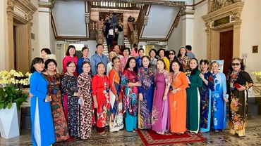 Du khách tham quan trụ sở Hội đồng nhân dân, Ủy ban nhân dân Thành phố Hồ Chí Minh trong dịp Tết Dương lịch 2024.