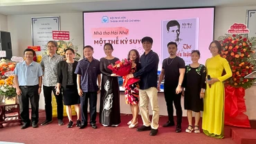 Đại diện gia đình nhà thơ Hải Như tặng hoa cho Hội Nhà văn Thành phố Hồ Chí Minh.