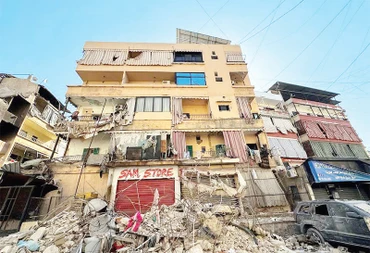Tòa nhà ở ngoại ô phía nam Beirut bị phá hủy trong đợt không kích. (Ảnh REUTERS)