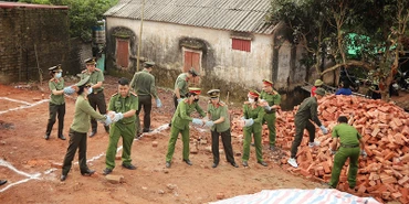 Lực lượng Công an tỉnh Bắc Giang hỗ trợ, xây nhà tặng hộ nghèo tại xã Đồng Lạc, huyện Yên Thế. (Ảnh DANH LAM)