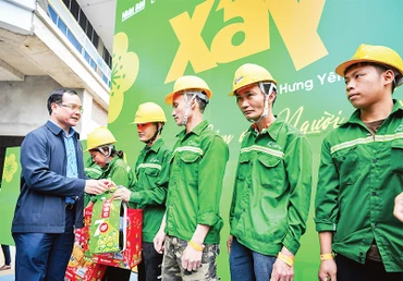 Chủ tịch Tổng Liên đoàn Lao động Việt Nam Nguyễn Đình Khang trao quà tặng công nhân. (Ảnh THÀNH ĐẠT)
