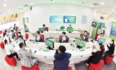 Khách hàng giao dịch tại Ngân hàng VPBank. (Ảnh TRẦN KHÁNH) 