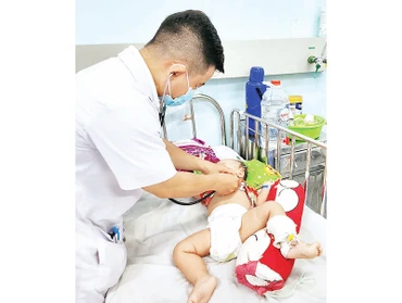 Bác sĩ Bệnh viện Nhi Đồng 1 điều trị cho trẻ mắc bệnh sởi. 