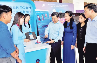 Lãnh đạo tỉnh Tuyên Quang tham quan mô hình chuyển đổi số của hệ thống ngân hàng.