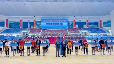 Ban tổ chức trao cờ lưu niệm cho các đội tham gia. 