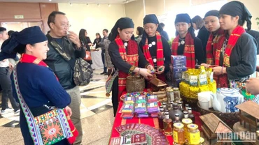 Giới thiệu trà và các sản phẩm OCOP của tỉnh Thái Nguyên tại hội nghị. (Ảnh: HUY LÊ)