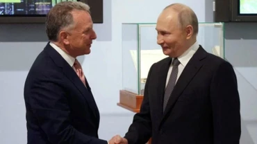Tổng thống Nga Vladimir Putin (phải) tiếp Đặc phái viên của Tổng thống Mỹ Steve Witkoff tại thành phố St. Petersburg, ngày 11/4/2025. (Ảnh: REUTERS/TTXVN)