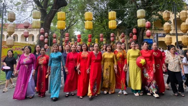 Du khách tham quan Di tích Hoàng thành Thăng Long.