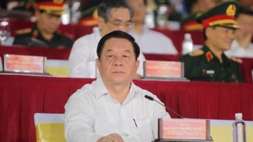 Đồng chí Nguyễn Trọng Nghĩa, Ủy viên Bộ Chính trị, Trưởng Ban Dân vận và Tuyên giáo Trung ương dự sơ duyệt Lễ diễu binh, diễu hành kỷ niệm 50 năm Ngày Giải phóng miền nam, thống nhất đất nước. (Ảnh: Thanh Vũ/TTXVN)