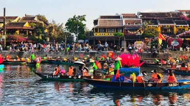 Du khách tham quan phố cổ Hội An trong dịp nghỉ lễ 30/4, 1/5. (Ảnh: HỮU TUÂN)