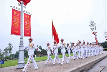 Đúng 6 giờ, đoàn quân kỳ Quyết Thắng thực hiện các nghi thức buổi lễ chào cờ thiêng liêng. (Ảnh: MINH ĐỨC/TTXVN)