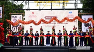 Cắt băng khai mạc chương trình. (Ảnh: THẾ DƯƠNG)