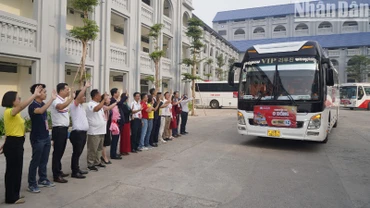 Ban tổ chức tiễn sinh viên, người lao động về quê đón Tết.