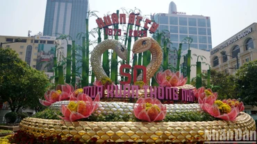 Sau nhiều ngày thi công, cặp đôi linh vật rắn ''Kim Tỵ, Ngân Tỵ'' đã chính thức lộ diện tại cổng chào đường hoa Nguyễn Huệ 2025. Các hạng mục còn lại của đường hoa cũng đang được gấp rút hoàn thiện, chuẩn bị cho lễ khai mạc vào tối 27/1( 28 Tết ).