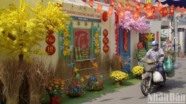 Góc tết nhỏ ở hẻm không chỉ là nơi sinh hoạt cộng đồng mà còn trở thành nơi gắn kết tình làng nghĩa xóm, khi người dân chung tay trang trí, làm đẹp để đón Tết Ất Tỵ