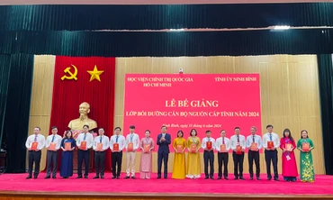 Đồng chí Đoàn Minh Huấn, Ủy viên Trung ương Đảng, Bí thư Tỉnh ủy Ninh Bình trao Chứng nhận tốt nghiệp cho các học viên.lớp bồi dưỡng cán bộ nguồn cấp tỉnh năm 2024, ngày 12/6/2024. (Ảnh: VĂN LÚA-YẾN TRINH)
