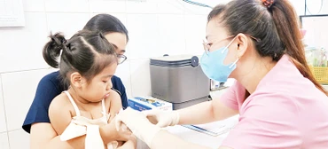 Tiêm vắc-xin sởi cho trẻ tại Trung tâm Y tế Quận 8. (Ảnh CTV)