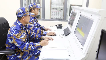 Cán bộ, nhân viên Trạm Ra-đa 590, Trung đoàn 251, Vùng 2 (Quân chủng Hải quân), trong ca trực thực hiện nhiệm vụ quan sát, phát hiện mục tiêu trên biển. 