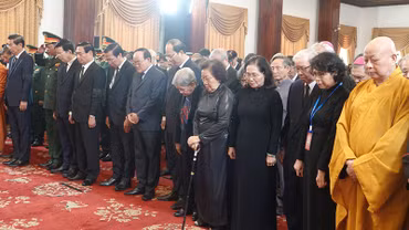 Các đại biểu dành một phút mặc niệm tưởng nhớ Tổng Bí thư Nguyễn Phú Trọng.