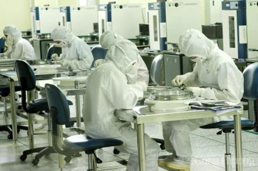 Nghiên cứu, phát triển công nghiệp bán dẫn.