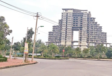 Khách sạn 19 tầng thuộc dự án khu du lịch sinh thái Sài Gòn-Bảo Ninh dang dở, bỏ hoang nhiều năm nay.