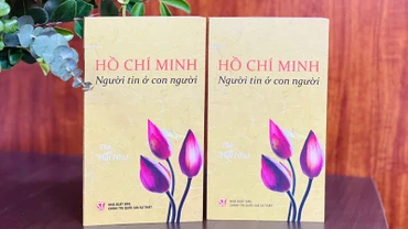 Bìa tập thơ "Hồ Chí Minh-Người tin ở con người" của nhà thơ Hải Như.