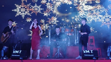 Nhóm Harmony band mở đầu cho đêm thi tối 18/12.